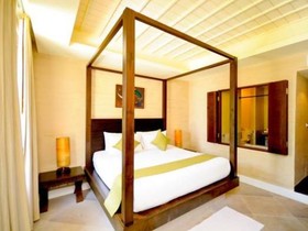 Iyara Beach Hotel & Plaza