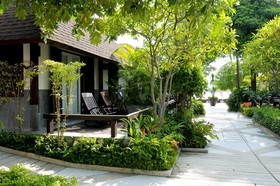 Iyara Beach Hotel & Plaza