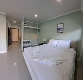 J & Ariya Hotel