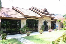 Baan Saen Sook Villas