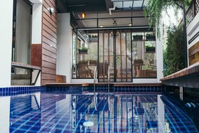 33 Poshtel