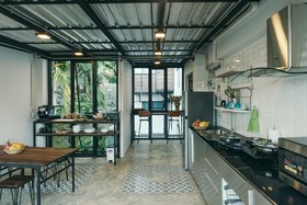 33 Poshtel