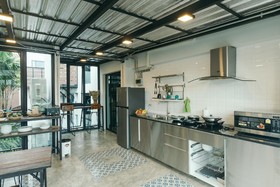 33 Poshtel