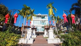 B2 Riverside Colonial Hotel by OYO
