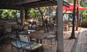 Baan Lansa Bed & Bar