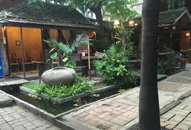 Baan Lansa Bed & Bar