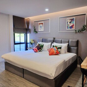 Capital O 75422 Million Pillows