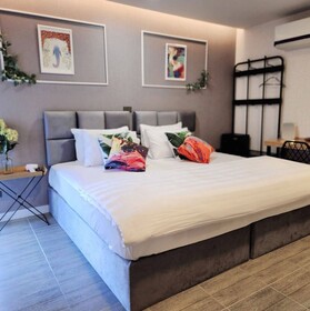 Capital O 75422 Million Pillows