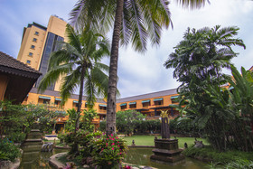 Holiday Garden Hotel & Resort