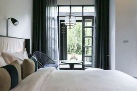 Hotel des Artists Ping Silhouette