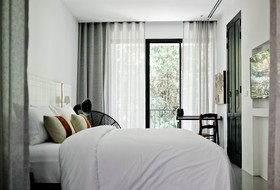 Hotel des Artists Ping Silhouette