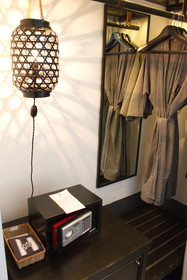 Hotel des Artists Ping Silhouette