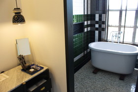 Hotel des Artists Ping Silhouette