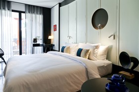 Hotel des Artists Ping Silhouette