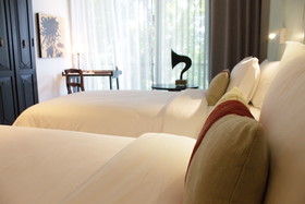 Hotel des Artists Ping Silhouette