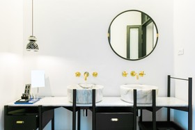 Hotel des Artists Ping Silhouette