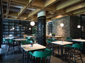 Hotel des Artists Ping Silhouette