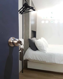 Non Num Poshtel