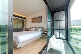 Pause and Play Hotel