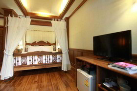 Rich Lanna House