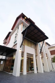 Tapae Gate Villa