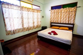 The Gallery 24 Art Cafe Guesthouse - Hostel