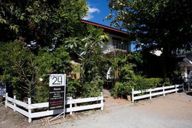 The Gallery 24 Art Cafe Guesthouse - Hostel