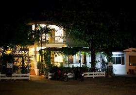 The Gallery 24 Art Cafe Guesthouse - Hostel