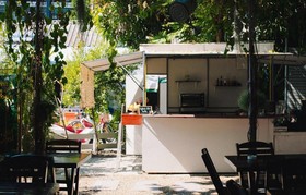 The Gallery 24 Art Cafe Guesthouse - Hostel