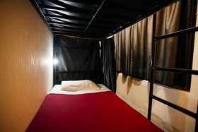 The Gallery 24 Art Cafe Guesthouse - Hostel