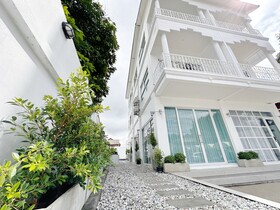 The White House Rachamankha