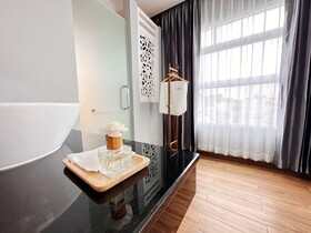 The White House Rachamankha