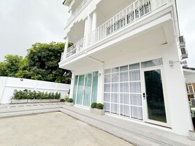 The White House Rachamankha