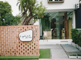 Two Gals And The Pig Boutique Hostel