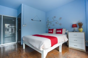 Oyo 75303 V Home Guesthouse Sunday Night Market