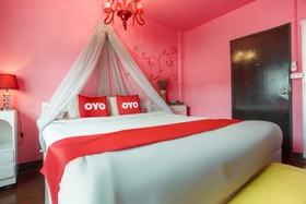 Oyo 75303 V Home Guesthouse Sunday Night Market