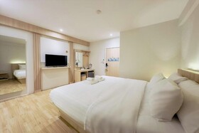 Zhennan Teabar Hotel