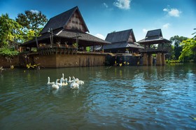 Howie's HomeStay