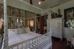 Howie's HomeStay