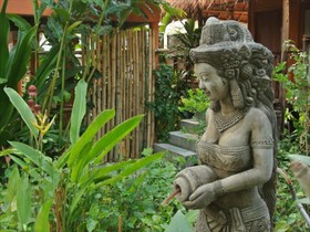 Hut Thapai Resort and Hot Spring