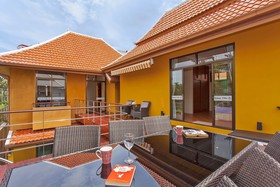 Sunny Villa