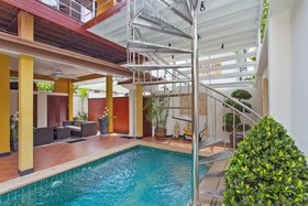 Sunny Villa