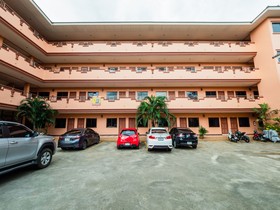 OYO 1087 Udom Khomkham Apartment