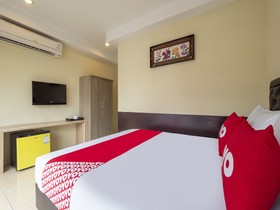 OYO 75350 Hole In One Bar Hotel