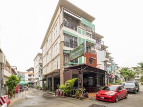 OYO 75350 Hole In One Bar Hotel