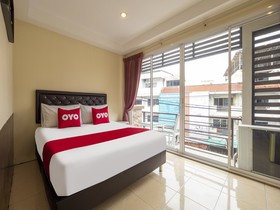 OYO 75350 Hole In One Bar Hotel