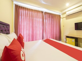 OYO 75350 Hole In One Bar Hotel