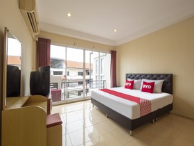 OYO 75350 Hole In One Bar Hotel