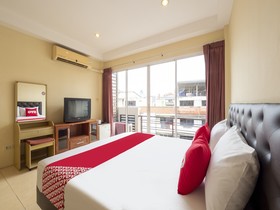 OYO 75350 Hole In One Bar Hotel