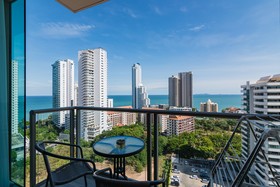 The Riviera Wongamat by Pattaya Holiday